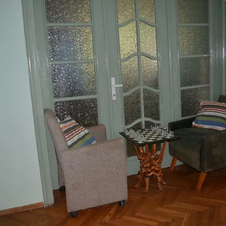 Vintage At Aquarium Apartment